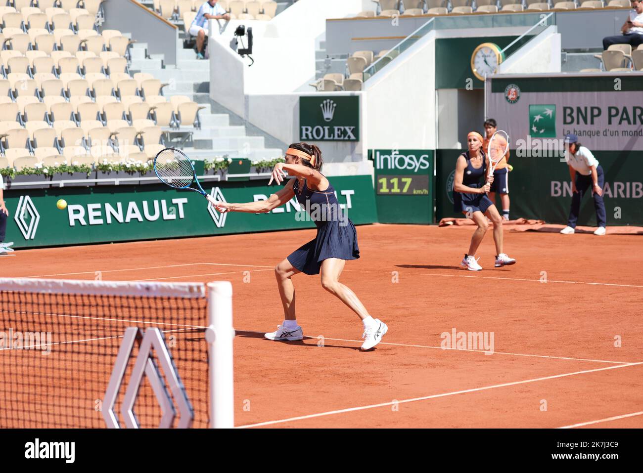 Thierry Larret / Maxppp. Tennis. Roland Garros 2022. Internationaux de France de tennis. Stade Roland Garros, Paris (75). Le 31 Mai 2022. Court Suzanne Langlen : Double des legendes : Lindsay DAVENPORT (USA) Mary Joe FERNADEZ (USA) vs Gabriela SABATINI (ARG) Gisela DULKO (ARG) Stock Photo