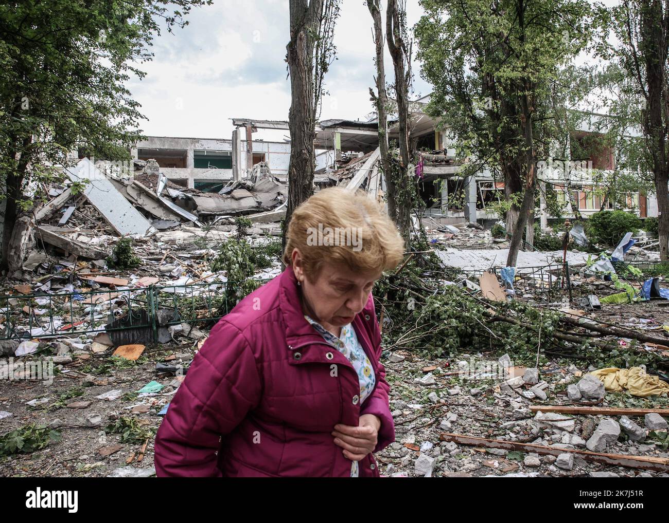 ©Sadak Souici / Le Pictorium/MAXPPP - Kharkiv 02/06/2022 Sadak Souici / Le Pictorium - 2/6/2022 - Ukraine / Kharkiv - Dans la matinee du 2 juin, une ecole primaire a ete bombarde par les force russe dans le nord de Karkiv pres du distric de Saltika. Le bilan est d'un mort, la gardienne de l'ecole. / 2/6/2022 - Ukraine / Kharkiv - In the morning of June 2, a primary school was shelled by Russian forces in the north of Karkiv near Saltika district. The death toll was one, the school's janitor. Stock Photo