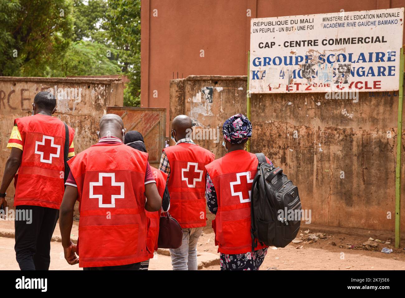 ©Nicolas Remene / Le Pictorium/MAXPPP - Bamako 06/05/2021 Nicolas Remene / Le Pictorium - 6/5/2021 - Mali / District de Bamako / Bamako - Des stagiaires portent une veste de la Croix Rouge Malienne, a Bamako, le 6 mai 20021. L'organisation humanitaire a annonce ce jeudi que deux employes de la Croix-Rouge Malienne ont ete tues dans l'attaque de leur vehicule, mercredi 1er juin dans la region de Kayes (ouest). / 6/5/2021 - Mali / Bamako District / Bamako - Trainees wearing a Malian Red Cross jacket in Bamako, May 6, 20021. The humanitarian organization announced on Thursday that two Malian Red  Stock Photo