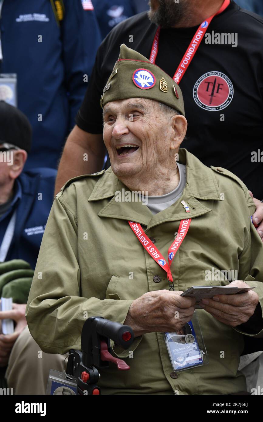 ©PHOTOPQR/OUEST FRANCE/Thomas Brégardis / Ouest-France ; Carentan ; 04/06/2022 ; Carentan (50) L’arrivée des vétérans, Clifford Stump Thomas Bregardis / Ouest-France 78e anniversaire du Débarquement en Normandie june 4th 2022 78th anniversary of the Nroamndy Landing, here the Arizona camp in Carentan  Stock Photo