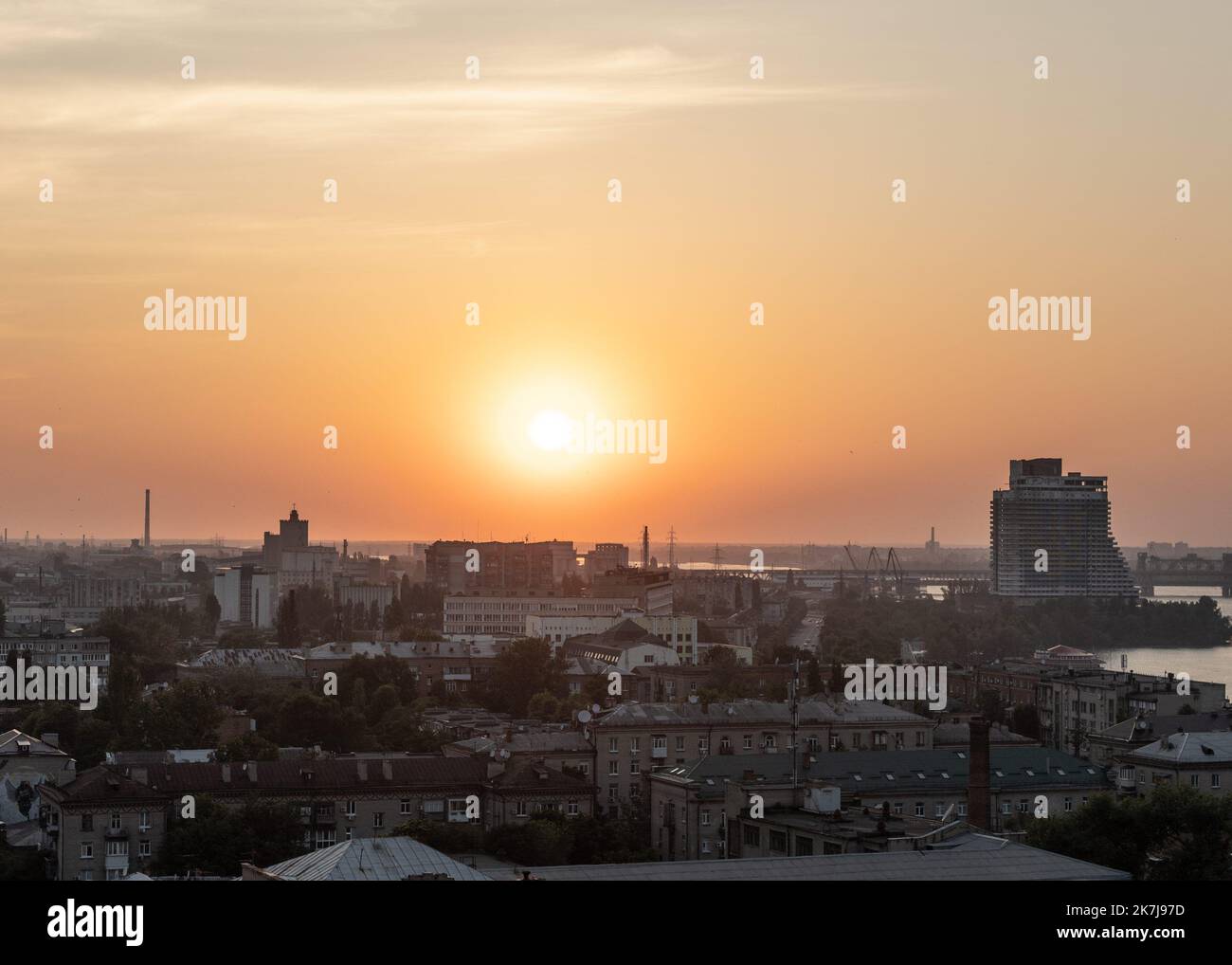©Sadak Souici / Le Pictorium/MAXPPP - Dnipro 09/06/2022 Sadak Souici / Le Pictorium - 9/6/2022 - Ukraine / Donbass / Dnipro - Coucher du soleil sur le Dniepr. / 9/6/2022 - Ukraine / Donbass / Dnipro - the sunset on the Dnieper. Stock Photo