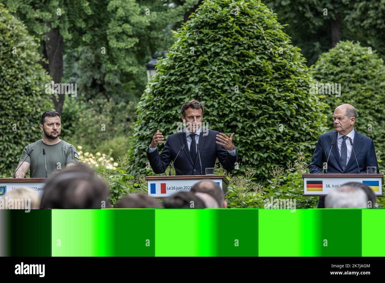 ©Sadak Souici / Le Pictorium/MAXPPP - Kiev 16/06/2022 Sadak Souici / Le Pictorium - 16/6/2022 - Ukraine / Kiev - Le president francais, Emmanuel Macron, le chancelier allemand, Olaf Scholz, et le chef du gouvernement italien, Mario Draghi, sont arrives en train a Kiev, jeudi, dans la matinee. Rejoints par le president roumain, Klaus Iohannis, les trois leaders se sont rendus a Irpin, ville devastee lors des combats. Ils ont ensuite ete recus au palais presidentiel de Kiev par Volodymyr Zelensky qui a tenu une conference de presse avec eux. / 16/6/2022 - Ukraine / Kyiv - French President Emmanu Stock Photo