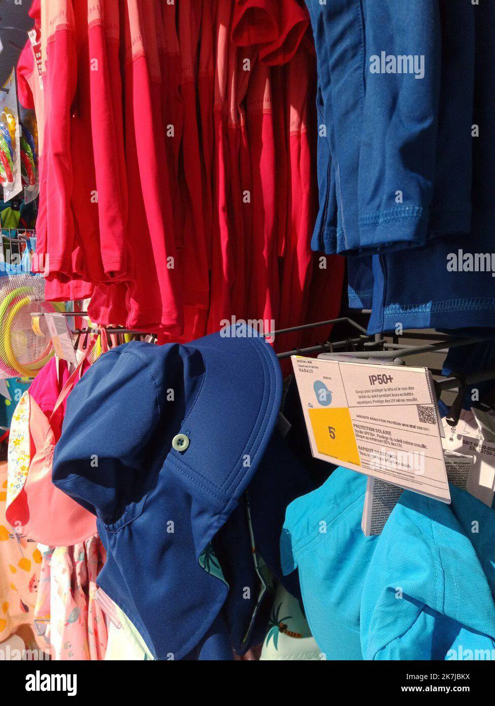 ©B. ROMANKIEWICZ/MAXPPP - NICE 06/2022. GAMME DE VETEMENTS ANTI UV / PROTECTION SOLAIRE / DANS LE RAYON D'UN MAGASIN DECATHLON Nice, France, june 2022. In Decathlon (french sport store), anti-UV clothing for skin protection in summer at the pool, the beach or during water activities Stock Photo