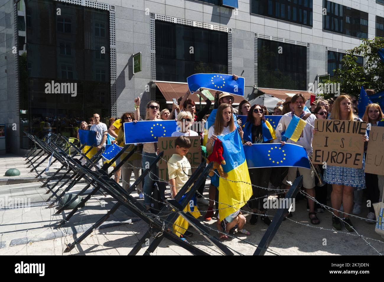 ©Nicolas Landemard / Le Pictorium/MAXPPP - Bruxelles 23/06/2022 Nicolas Landemard / Le Pictorium - 23/06/2022 - Belgique / Bruxelles / Bruxelles - Entre 50 et 80 personnes se sont reunies en marge du sommet europeen des balkans en soutien a la candidature de l'ukraine pour une adhesion a l'UE. L'issue du sommet devra decider si la candidature de l'Ukraine sera acceptee et la procedure d'integration lancee. / 23/06/2022 - Belgium / Brussels / Brussels - Between 50 and 80 people gathered on the sidelines of the EU Balkan Summit in support of Ukraine's bid for EU membership. The outcome of the su Stock Photo