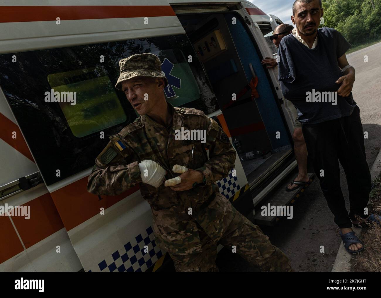 ©Sadak Souici / Le Pictorium/MAXPPP - 13/06/2022 Sadak Souici / Le Pictorium - 13/6/2022 - Ukraine / Donbass - Vitaliy, 40 ans, a eu les mains et un pied broyes par un tir d'obus. « Je veux retourner au front » assure-t-il. Nous nous sommes rendus dans le Donbass, et avons participe a une evacuation de blesses de guerre depuis les hopitaux de Kramatorsk, a vingt kilometres du front. Nous avons embarque dans les ambulances ramenant les blesses vers l'arriere, et avons pu longuement echanger avec les soldats. Ils decrivent un champ de bataille ou regnent sous-equipement, cruaute et manque de com Stock Photo