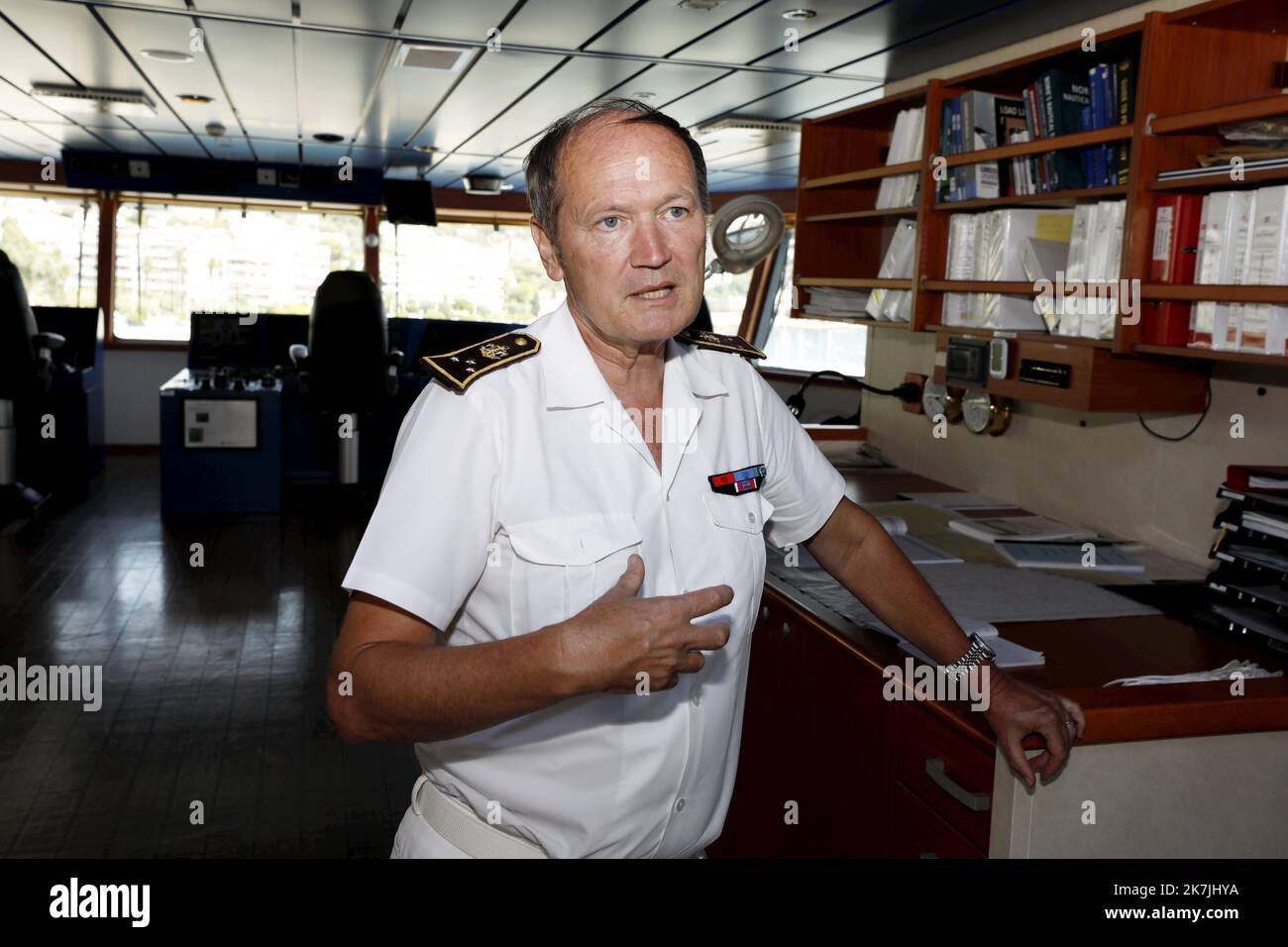 ©PHOTOPQR/NICE MATIN/Dylan Meiffret ; Nice ; 04/07/2022 ; Visite du nouveau gros remorqueur de la marine nationale "l'abeille mediterrannee". ICI : Thierry DUCHESNE, commissaire general adjoint du prefet maritime papier Axelle TRUQUET - NICE FRANCE JULY 4TH 2022 Visit of the new large tug of the French Navy "Abeille Mediterranee"  Stock Photo