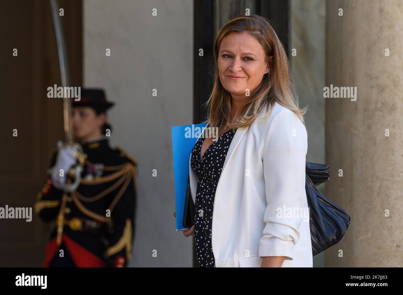©Julien Mattia / Le Pictorium/MAXPPP - Paris 05/07/2022 Julien Mattia / Le Pictorium - 5/7/2022 - France / Ile-de-France / Paris - Olivia GREGOIRE, chargee des Petites et Moyennes Entreprises, du Commerce, de l'Artisanat et du Tourisme en sortie du Conseil des Ministres, a Paris le 04 Juillet 2022 / 5/7/2022 - France / Ile-de-France (region) / Paris - Olivia GREGOIRE, in charge of Small and Medium-sized Enterprises, Trade, Craft Industry and Tourism, leaving the Council of Ministers, in Paris on 04 July 2022 Stock Photo
