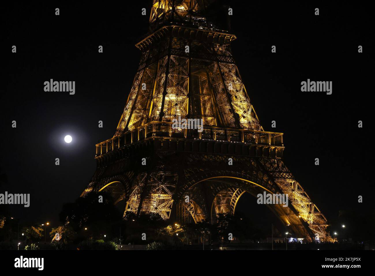 ©PHOTOPQR/LE PARISIEN/olivier corsan ; Paris ; 13/07/2022 ; Paris, France, le 13 juillet 2022. Super lune sur Paris : c’est une pleine lune un peu particulière, plus grosse et plus brillante que d’ordinaire. Car le satellite se trouvera à son périgée, c’est-à-dire au plus proche de la Terre : il sera à 357 264 km de notre planète, ici dans l'axe de la Tour Eiffel. photo : LP / Olivier Corsan Super moon in Paris  Stock Photo