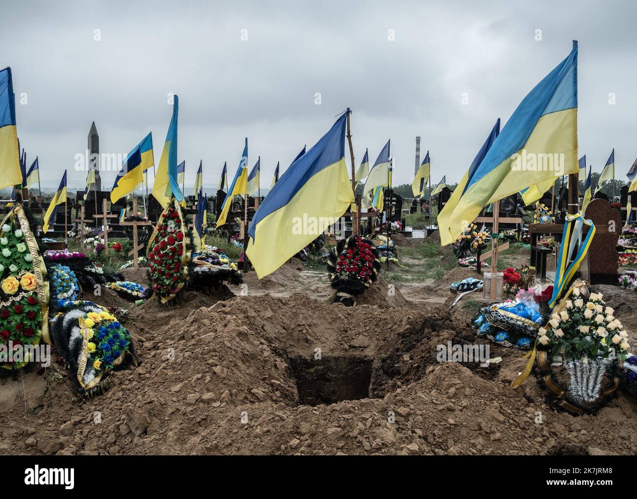 ©Sadak Souici / Le Pictorium/MAXPPP - Kharkiv 16/07/2022 Sadak Souici / Le Pictorium - 16/7/2022 - Ukraine / Kharkov / Kharkiv - Une tombe fraichement creusee pour l'enterrement d'un militaire ukrainien dans le cimetiere numero 18 de Kharkiv a Bezlyudivka. Le cimetiere N°18 de Kharkiv a Bezlioudivka qui comprend une section militaire datant d'il y a plusieurs annees, accueille les depouilles des soldats morts depuis le debut de la guerre contre la Russie. Samedi, plusieurs enterrements de soldats y ont eu lieu. / 16/7/2022 - Ukraine / Kharkov / Kharkiv - A freshly dug grave for the burial of a Stock Photo