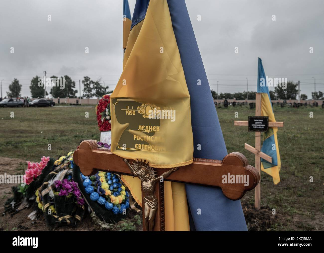 ©Sadak Souici / Le Pictorium/MAXPPP - Kharkiv 16/07/2022 Sadak Souici / Le Pictorium - 16/7/2022 - Ukraine / Kharkov / Kharkiv - un militaire ukrainien tue lors de l'invasion russe de l'Ukraine, dans la section militaire du cimetiere numero 18 de Kharkiv a Bezlioudivka. Le cimetiere N°18 de Kharkiv a Bezlioudivka qui comprend une section militaire datant d'il y a plusieurs annees, accueille les depouilles des soldats morts depuis le debut de la guerre contre la Russie. Samedi, plusieurs enterrements de soldats y ont eu lieu. / 16/7/2022 - Ukraine / Kharkov / Kharkiv - a Ukrainian serviceman ki Stock Photo