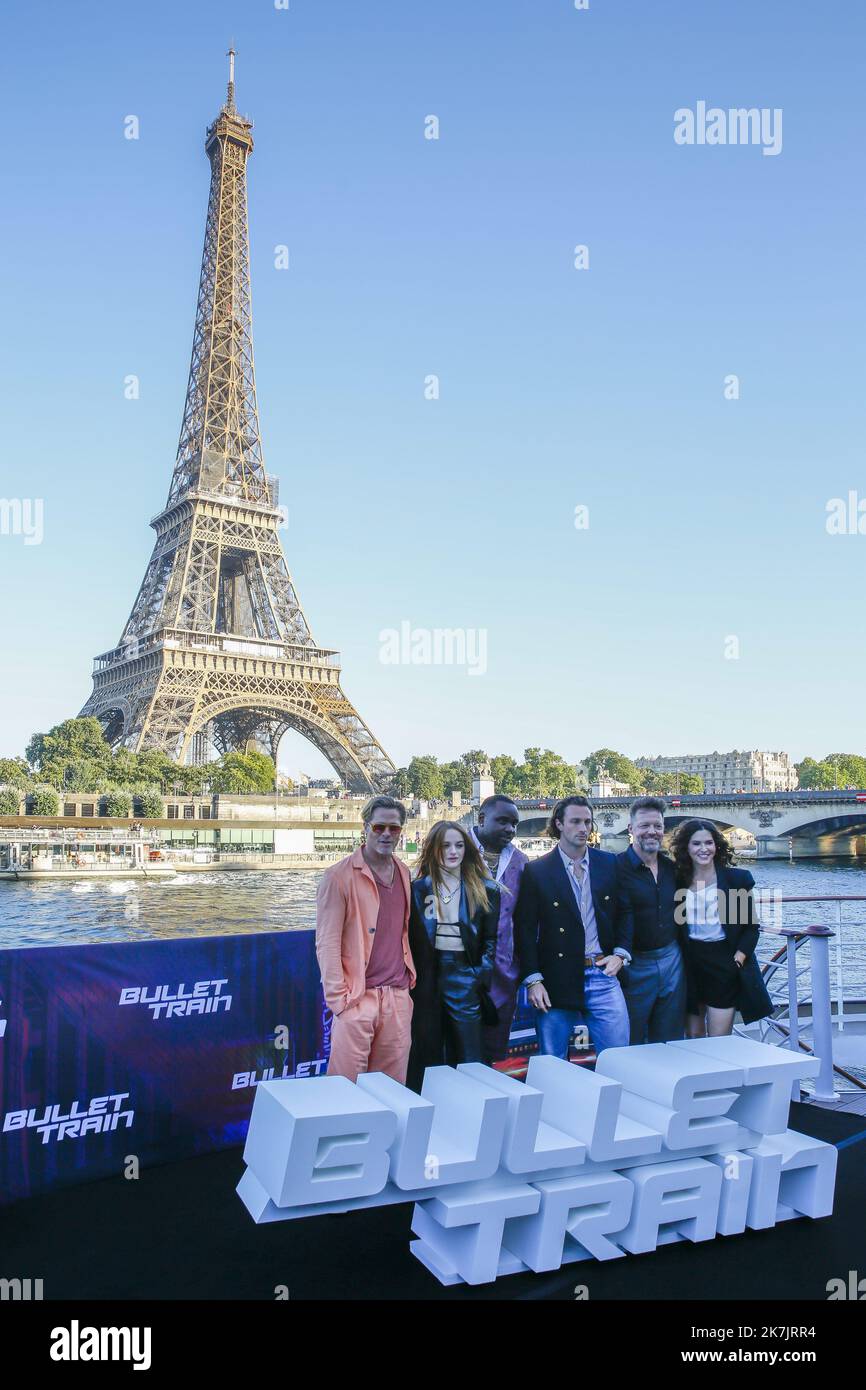 ©Sebastien Muylaert/MAXPPP - Paris 16/07/2022 Brad Pitt, Joey King, Brian Tyree Henry, Aaron Taylor-Johnson, David Leitch and Kelly McCormick attend the 'Bullet Train' Photocall at Bateau L'Excellence, Port Debilly in Paris, France. 16.07.2022 Stock Photo