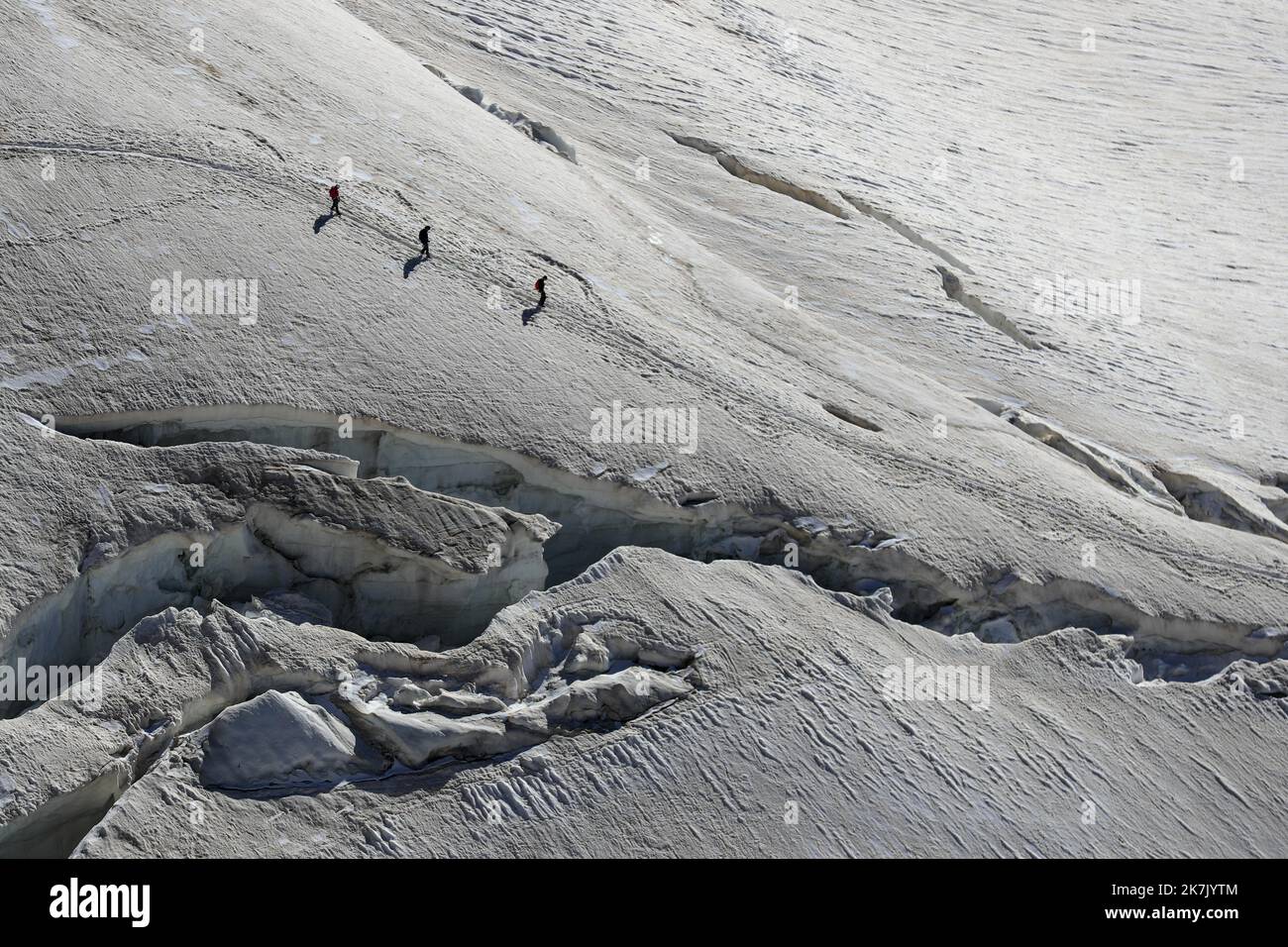 ©PHOTOPQR/LE DAUPHINE/Grégory YETCHMENIZA ; Chamonix-Mont-Blanc ; 03/08/2022 ; Grégory YETCHMENIZA / LE DAUPHINE LIBERE / Photopqr CHAMONIX (HAUTE- SAVOIE) LE 3 AOÛT 2022 Plus encore qu’avec la sécheresse de 1976 et la canicule de 2003, les massifs, celui du mont Blanc au premier chef, sont impactés en cet été 2022 historique. Un hiver à l’enneigement déficitaire puis un printemps et un été anormalement secs ont accéléré la fonte des glaciers et assèchent les versants où les chutes de pierres se multiplient et les conditions au 1er août sont dignes d’une fin d’été aride. Conséquence : plusieu Stock Photo