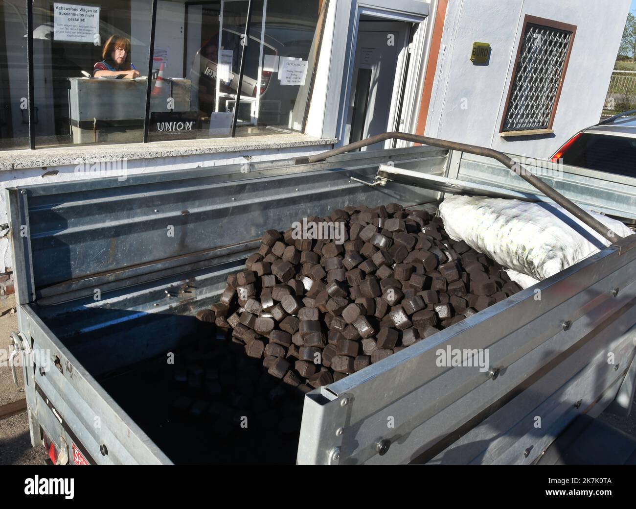 Grimma, Germany. 07th Oct, 2022. A car trailer loaded with coal is weighed at the fuel retailer 'Kohlen sparen'. Due to concerns about fuel shortages and price increases for oil, gas and electricity, demand for coal and other fuels as an alternative has risen sharply. Many traders are unable to supply customers because the briquettes are currently going to lignite-fired power plants to ensure a secure power supply. (to dpa ''People will freeze in winter': Coal traders sound the alarm') Credit: Waltraud Grubitzsch/dpa-Zentralbild/dpa/Alamy Live News Stock Photo