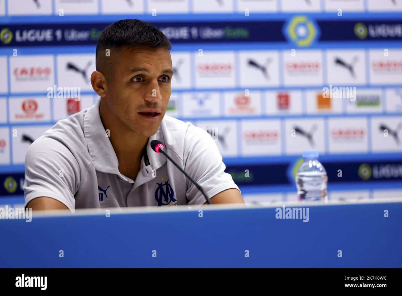 ©PHOTOPQR/LA PROVENCE/SPEICH Frédéric ; Marseille ; 10/08/2022 ; Football : conference de presse de presentation du nouveau joueur de l'Olympique de Marseille OM le chilien Alexis SANCHEZ au Stade Velodrome Marseille's Chilean forward Alexis Sanchez looks on as he attends a press conference after the Olympique de Marseille (OM) announced his signing, at Stade Velodrome in Marseille, southern France, on August 10, 2022. Stock Photo