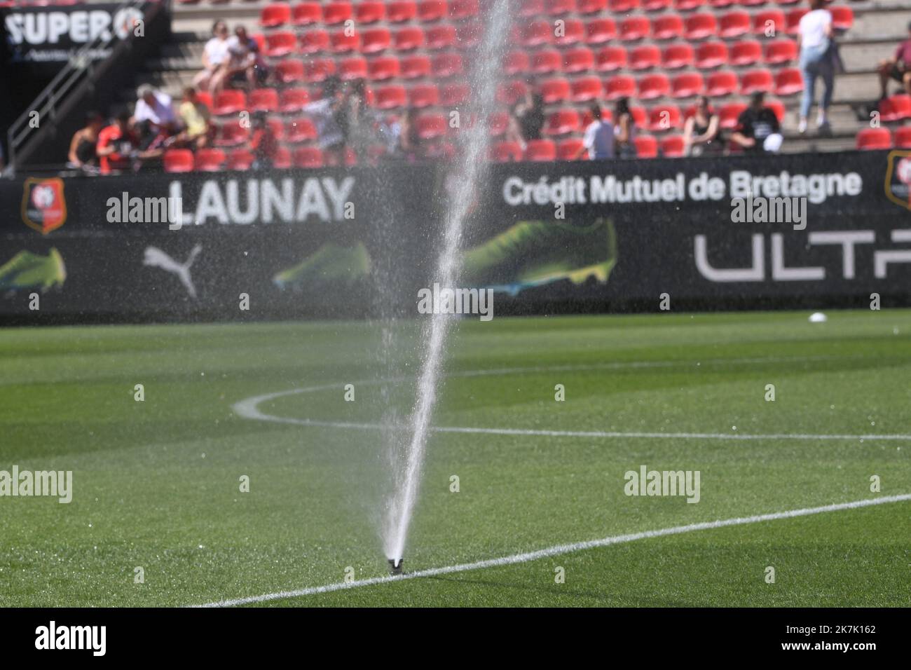 ©PHOTOPQR/LE TELEGRAMME/NICOLAS CREACH ; ; 07/08/2022 ; Rennes - FOOTBALL Saison 2022-2023 ligue 1 Stade du Roazhon Park 1 ère Journée Stade Rennais - FC Lorient Arrosage automatique sur les différents pelouse de Ligue 1 par tent de restriction d'eau dû à la sécheresse Rennes, France, august 7th 2022 Despite historic drought in France, stadiums of the french first ad second league championship are allowed to be watered  Stock Photo