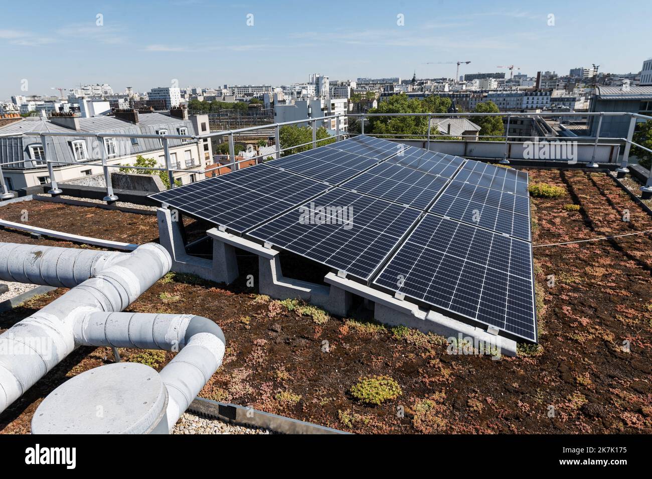 ©PHOTOPQR/OUEST FRANCE/Martin ROCHE / OUEST-FRANCE ; PARIS ; 10/08/2022 ; Reportage pour le DOF ce mercredi 10 août 2022 sur les énergies citoyennes . Ici, des panneaux solaires ont été posés sur les toits de Paris , dont des HLM et une piscine au pied de la tour Eiffel . Illustration panneaux solaires sur les toits de Paris Photographe: Martin ROCHE - Pairs, France, august 10th 2022 photovoltaic panels to increase electricity production in France  Stock Photo