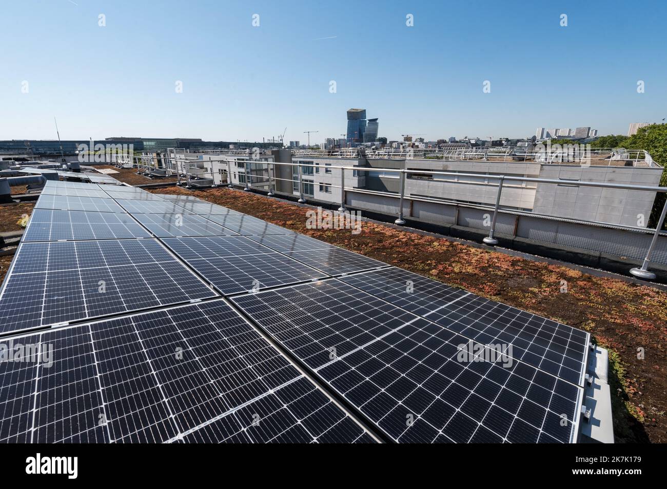 ©PHOTOPQR/OUEST FRANCE/Martin ROCHE / OUEST-FRANCE ; PARIS ; 10/08/2022 ; Reportage pour le DOF ce mercredi 10 août 2022 sur les énergies citoyennes . Ici, des panneaux solaires ont été posés sur les toits de Paris , dont des HLM et une piscine au pied de la tour Eiffel . Illustration panneaux solaires sur les toits de Paris Photographe: Martin ROCHE - Pairs, France, august 10th 2022 photovoltaic panels to increase electricity production in France  Stock Photo