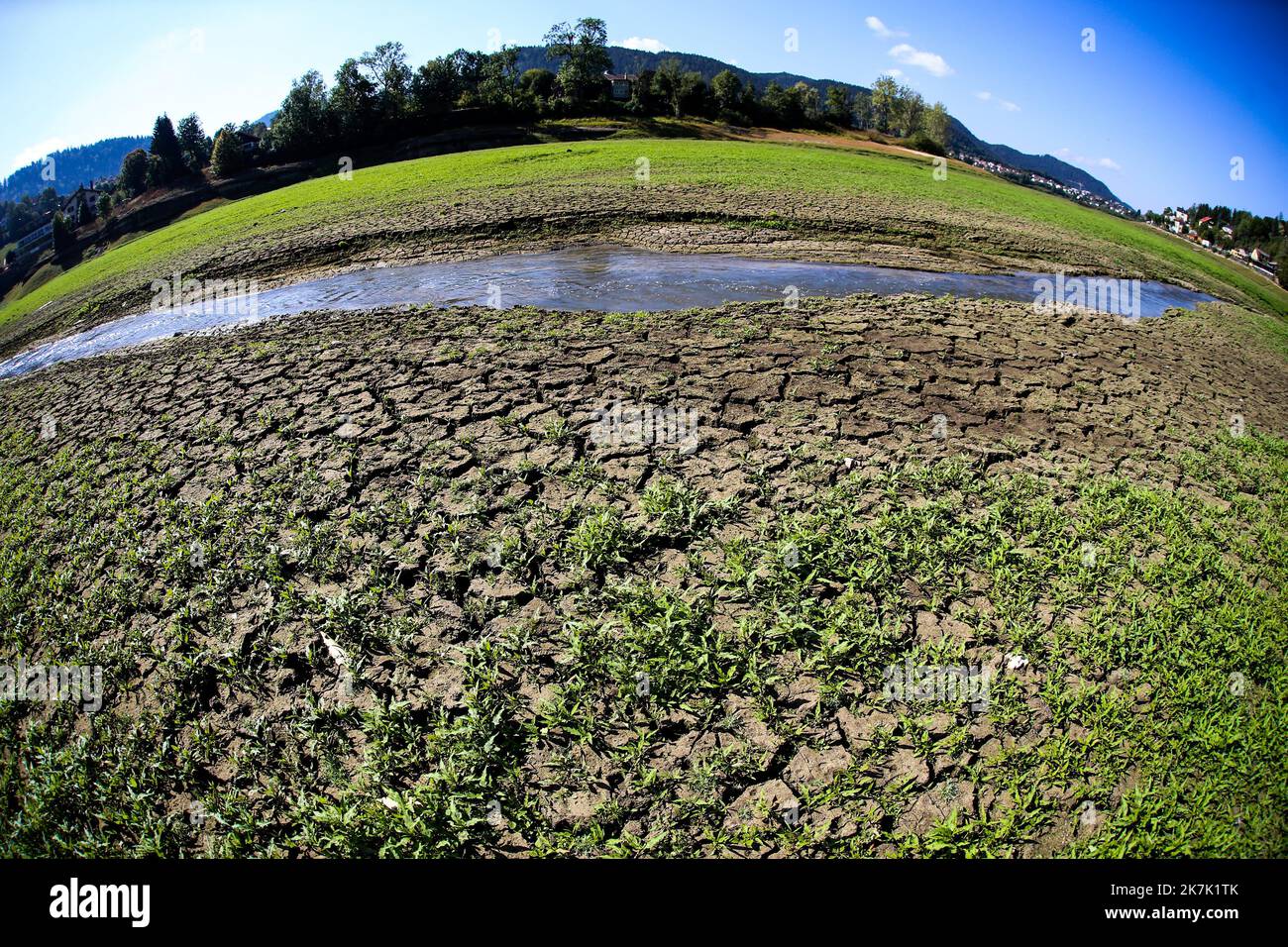 ©PHOTOPQR/L'EST REPUBLICAIN/Lionel VADAM ; Villers-le-Lac ; 16/08/2022 ; Illustration - illuest - climat - été - sécheresse - canicule - manque d'eau - dérèglement climatique - chaleurs extrêmes - réchauffement climatique - Villers-le-Lac le 16/08/2022 - Avec la sécheresse, il n'y a plus d'eau dans le lac de Chaillexon (ou lac des Brenets) à Villers-le-Lac dans le Doubs (25). Photo Lionel VADAM - With the drought, the water level is very low in the Doubs basins, as here in the meanders of the Doubs gorges leading to the Saut du Doubs in Villers-le-Lac which is dry. Stock Photo