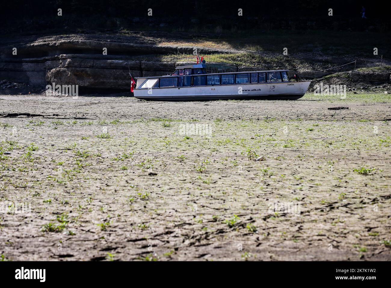 ©PHOTOPQR/L'EST REPUBLICAIN/Lionel VADAM ; Villers-le-Lac ; 16/08/2022 ; Illustration - illuest - climat - été - sécheresse - canicule - manque d'eau - Villers-le-Lac le 16/08/2022 - Avec la sécheresse, il n'y a plus d'eau dans le lac de Chaillexon (ou lac des Brenets) à Villers-le-Lac dans le Doubs (25). Les bateaux ne peuvent plus naviguer. Photo Lionel VADAM - With the drought, the water level is very low in the Doubs basins, as here in the meanders of the Doubs gorges leading to the Saut du Doubs in Villers-le-Lac which is dry. Stock Photo