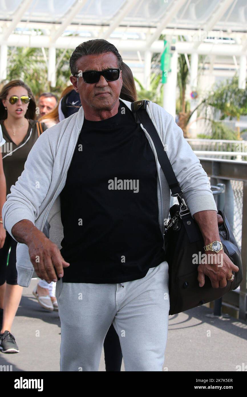 ©Francois Glories/MAXPPP - Nice 05/07/2016 US actor Sylvester Stallone and wife Jennifer Flavin arriving with 3 girls at Nice airport for Hollidays in French Riviera. Nice France. July 5 2016. Stock Photo