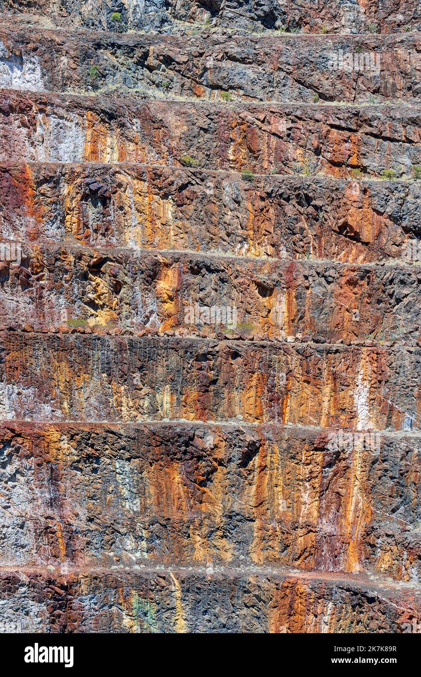 Vertical details of excavated walls of the old abandonned uranium mine of Mary Kathleen, between Mount Isa and Cloncurry, North Western Queensland, QL Stock Photo