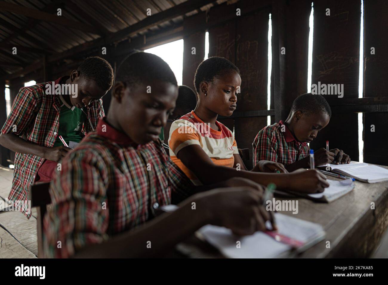 ©Sadak Souici / Le Pictorium/MAXPPP - Lagos 20/01/2022 Sadak Souici / Le Pictorium - 20/1/2022 - Nigeria / Lagos - La crise sanitaire a beau disparaitre dans le retroviseur des Nigerians, le systeme scolaire du pays le plus peuple d'Afrique continue sa descente aux enfers. Makoko, Lagos, 20/01/2022 / 20/1/2022 - Nigeria / Lagos - The health crisis may disappear in the rear view mirror of Nigerians, the school system of the most populous country in Africa continues its descent into hell. Makoko, Lagos, 01/23/2022 Stock Photo