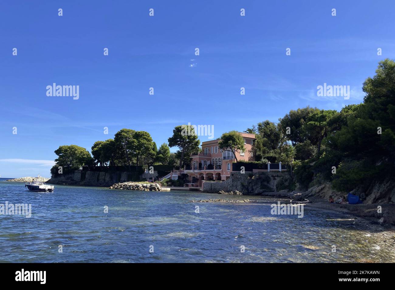 ©Francois Glories/MAXPPP - 09/09/2022 Villa 'La Fleur du Cap', known as Villa Socoglio, on the waterfront in Saint Cap Ferrat French Riviera, built in 1880 by the son of an arms dealer. It later hosted the Duchess of Marlborough, King Leopold III, Charlie Chaplin and David Niven. The villa was used for the filming of 'The Pink Panther Trail' (1982). Current owners Ana Tzarev and Robert Chandler. Saint jean Cap Ferrat France. Stock Photo