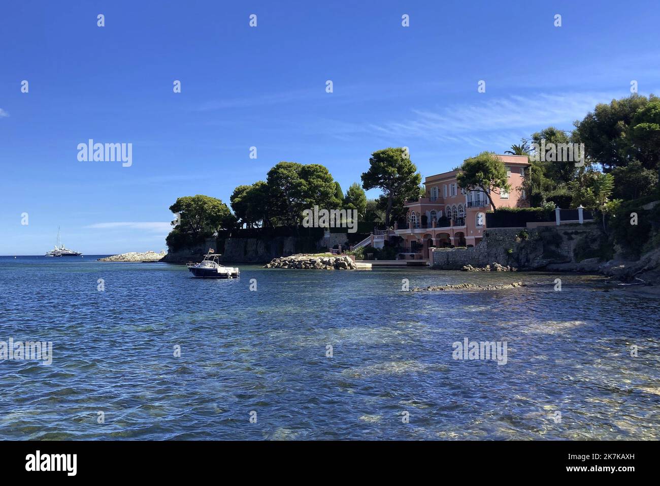 ©Francois Glories/MAXPPP - 09/09/2022 Villa 'La Fleur du Cap', known as Villa Socoglio, on the waterfront in Saint Cap Ferrat French Riviera, built in 1880 by the son of an arms dealer. It later hosted the Duchess of Marlborough, King Leopold III, Charlie Chaplin and David Niven. The villa was used for the filming of 'The Pink Panther Trail' (1982). Current owners Ana Tzarev and Robert Chandler. Saint jean Cap Ferrat France. Stock Photo