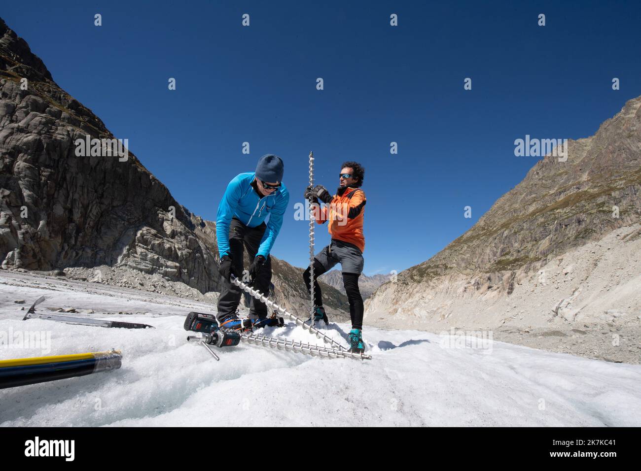 ©PHOTOPQR/OUEST FRANCE/DAVID ADEMAS / OUEST-FRANCE ; CHAMONIX MONT-BLANC ; 12/09/2022 ; Des chercheurs glaciologues de l’ institut des géociences de Grenoble implantent des balises d’ablation le 12 septembre 2022 sur le glacier : La Mer de glace à Chamonix Mont-Blanc ( Haute-Savoie ) . Sous forme de piquets en bois ces balises sont implantées à 10 m de profondeur dans la glace ce qui permet de mesurer la fonte à partir de leur émergence . La position de ces balises permet par ailleurs de calculer la vitesse d’écoulement du glacier . Ces relevés sont effectués à une fréquence de 4 à 5 fois par Stock Photo