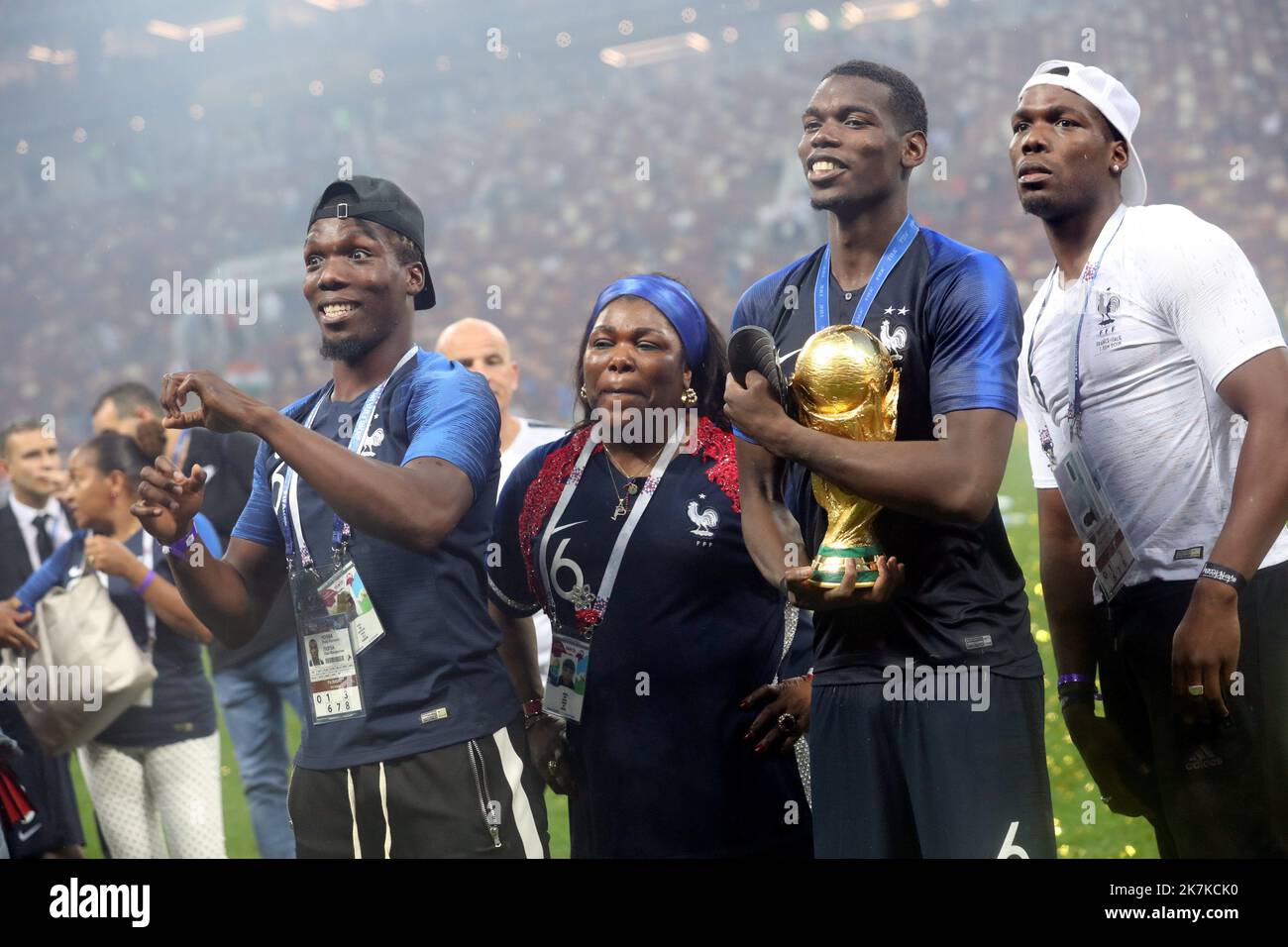 ©PHOTOPQR/LE PARISIEN/LP / ARNAUD JOURNOIS ; MOSCOU ; 15/09/2022 ; Finale de la coupe du Monde de football Russie 2018 au stade Loujniki à Moscou. 15/07/2018. France - Croatie / LA FAMILLE POGBA AU TOUR DE PAUL , YEO MORIBA SA MERE ET SES FRERES FLORENTIN ET MATHIAS ( EN BLANC ) POSE AVEC LA COUPE DU MONDE - FILES 2018 of Soccer World Cup in Russia - Paul Pogba 'threatened by gangsters' - as his brother (now in jail)vows to make 'explosive' claims about him Pogba is a few months away from the World Cup, but the Juventus footballer is now the subject of vague and unsubstantiated claims made by Stock Photo