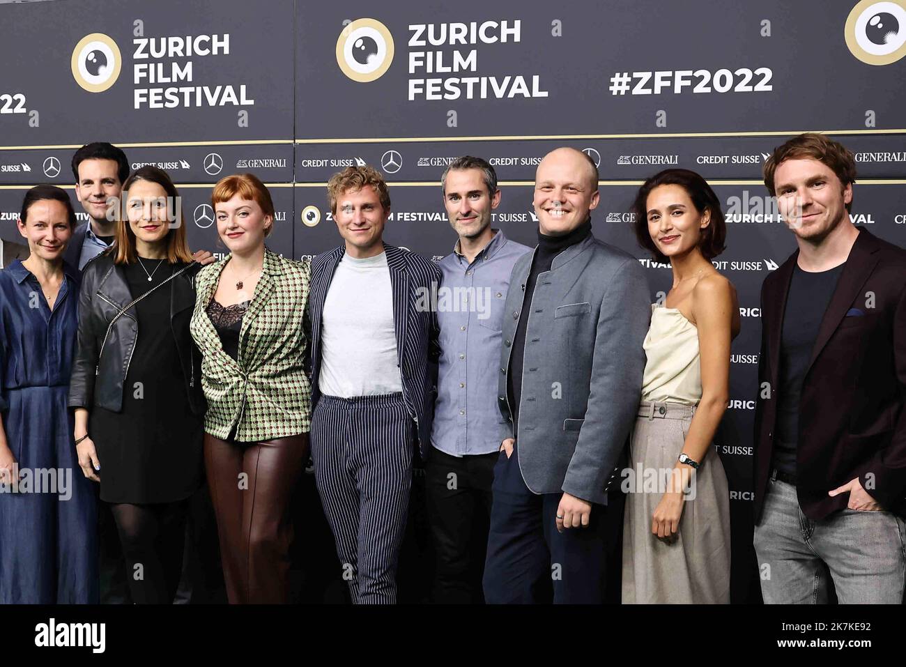 ©Francois Glories/MAXPPP - 24/09/2022 The Swiss Film the 'Sachertorte' Sebastian Jakob Doppelbauer, Maeve Metelka, director Tine Rogoll, Max Hubacher and Michaela Saba pose for a photo with the cast and crew at photocall during the 18th Zurich Film Festival at Kino Corso in Zurich, Switzerland.September 24, 2022: Stock Photo