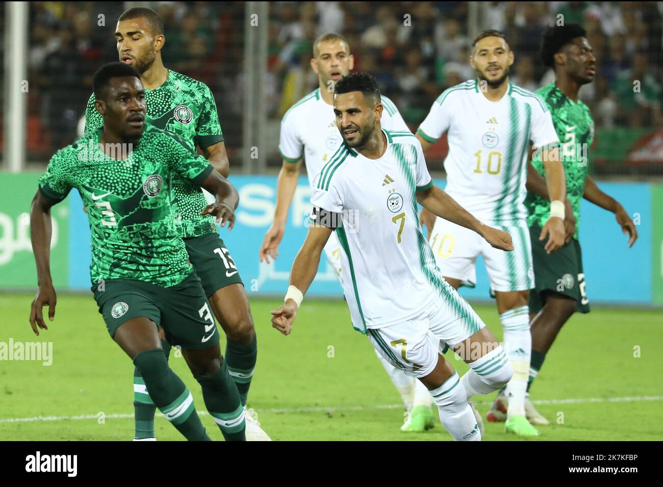©Amine Chikhi / APP/MAXPPP - Riyad Mahrez (R) d'Algérie rivalise pour le ballon, lors d'un match amical entre l'Algérie et le Nigeria au Stade d'Oran en Algérie le 27 septembre 2022 - Algeria vs Nigeria Sept 27 2022  Stock Photo