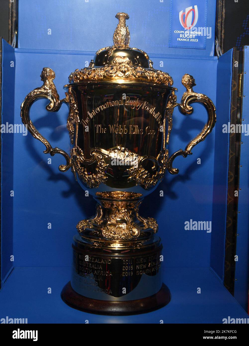 ©Mourad ALLILI/MAXPPP - 28/09/2022 La Coupe William Webb Ellis, appele aussi Trophee Webb Ellis, est la recompense decernee a l‚Äôequipe vainqueur de la Coupe du monde de rugby a XV. Le trophee est baptise du nom de William Webb Ellis, qui serait selon la legende l'inventeur du rugby. Il est remis au vainqueur du tournoi depuis sa premiere edition en 1987. - The Webb Ellis Cup is the trophy awarded to the winner of the men's Rugby World Cup,  Stock Photo