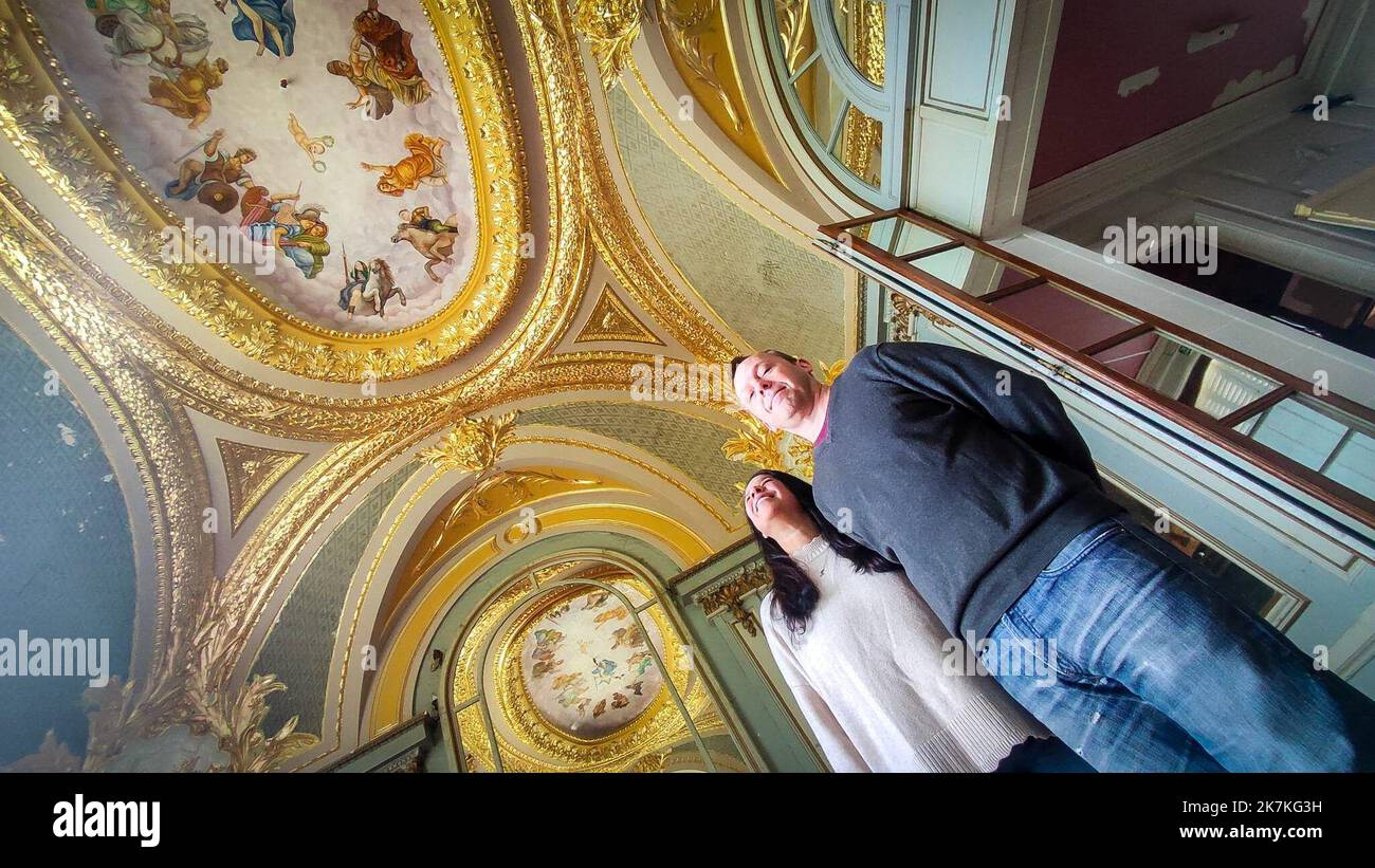 ©PHOTOPQR/LA MONTAGNE/julie ho hoa ; ; 26/09/2022 ; Château Joli Bois à Bussière-Dunoise (anciennement château de Beauvais) de Ben et Vanessa Leech, Peter Stoff, décorateur, ancien décorateur de la Reine d'Angleterre, a réalisé les dorures et la fresque de la salle de bal du château de Joli Bois Center of France, sept 26th 2022 Château Joli Bois in Bussière-Dunoise (formerly Château de Beauvais) by Ben and Vanessa Leech, Peter Stoff, decorator, former decorator to the Queen of England, created the gilding and the fresco in the ballroom of the Château de Joli Bois Stock Photo