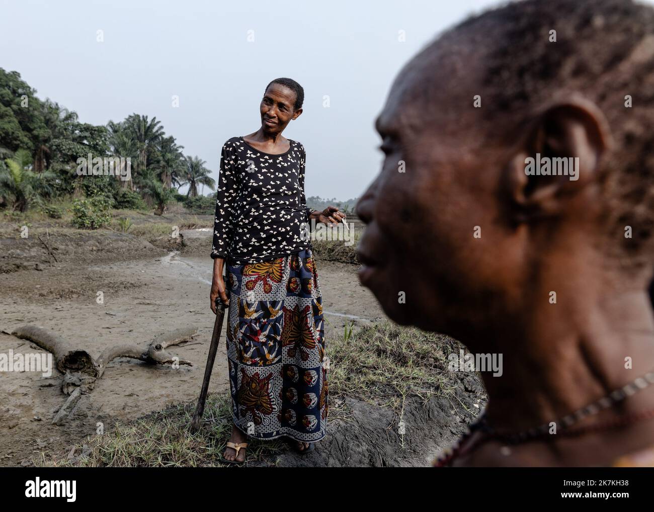 ©Sadak Souici / Le Pictorium/MAXPPP - 21/01/2022 Sadak Souici / Le Pictorium - 21/1/2022 - Nigeria - « Les coquillages que nous consommons nous empoisonnent, mais nous n'avons guere le choix pour survivre » racontent Theresa Filima et Justina Sagha, deux agricultrices de 60 et 42 ans. Dans le Delta du Niger, d'ou jaillissent quotidiennement pres de 2% de la production mondiale d'hydrocarbures, les marees noires se multiplient et ruinent d'innombrables communautes de pecheurs et d'agriculteurs. Si certains ont assigne en justice les majors petrolieres responsables du desastre, les indemnites e Stock Photo