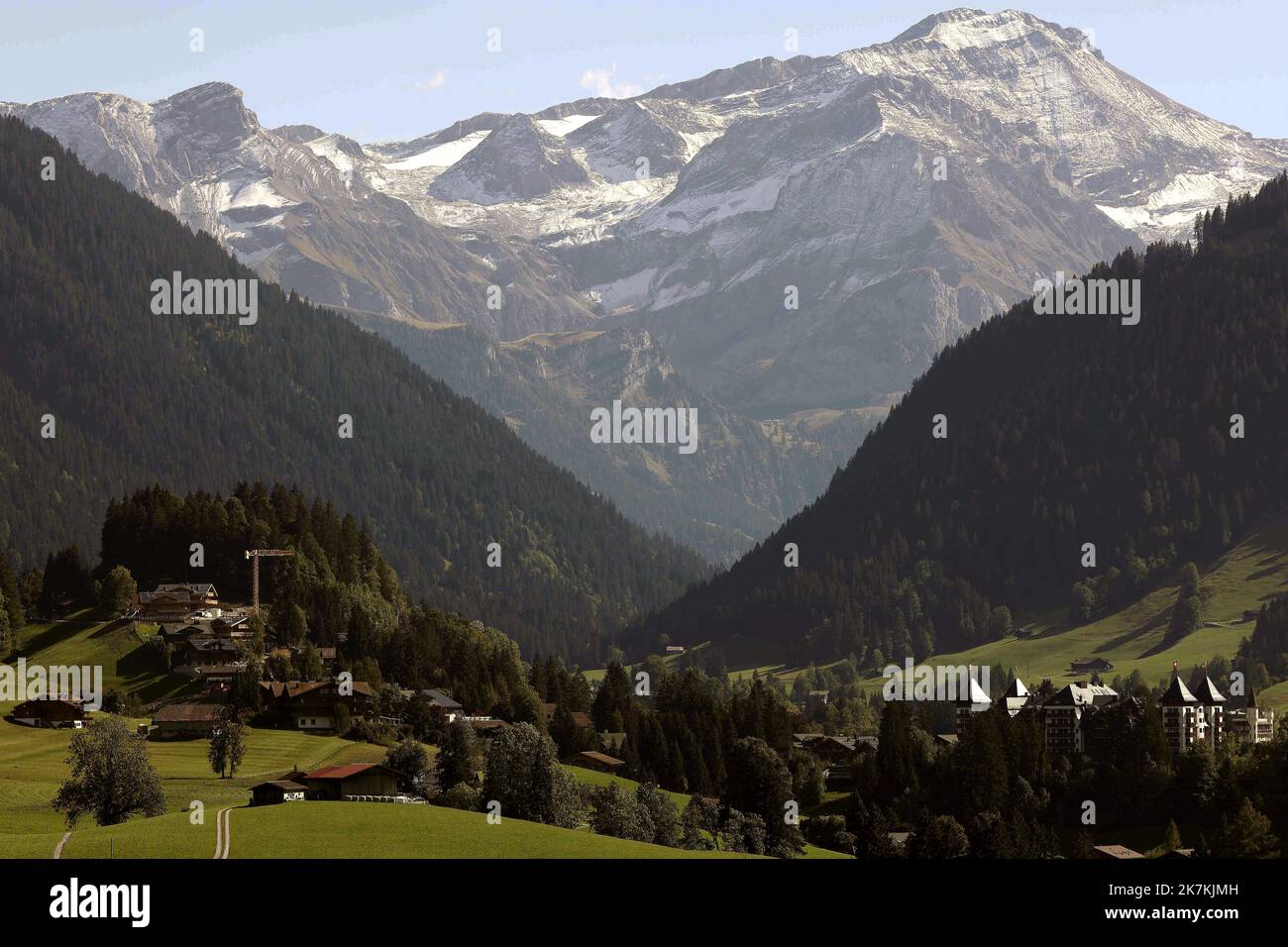©Francois Glories/MAXPPP - 05/10/2022 The famous ski resort 'Gstaad' in the Swiss Alps has classic facilities such as: primary school, sports centre, indoor swimming pool, gym for the many elite students, mini golf, tennis and swimming pool (indoor and outdoor), playground, banhof station, etc. Gstaad Switzerland. Stock Photo