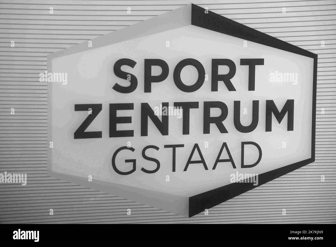 ©Francois Glories/MAXPPP - 05/10/2022 The famous ski resort 'Gstaad' in the Swiss Alps has classic facilities such as: primary school, sports centre, indoor swimming pool, gym for the many elite students, mini golf, tennis and swimming pool (indoor and outdoor), playground, banhof station, etc. Gstaad Switzerland. Stock Photo