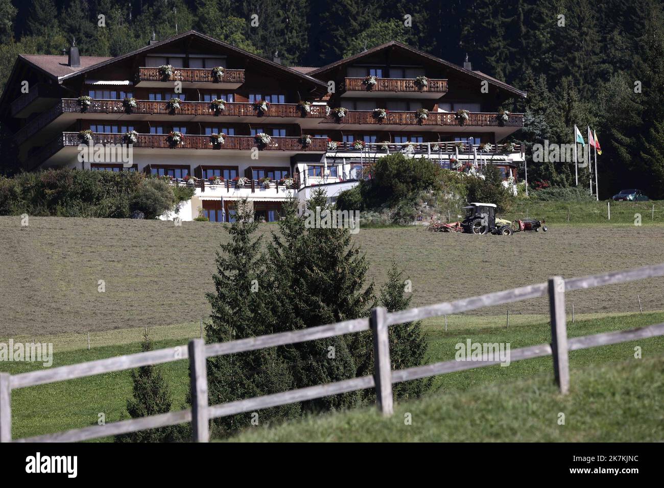 ©Francois Glories/MAXPPP - 05/10/2022 The famous ski resort 'Gstaad' in the Swiss Alps has classic facilities such as: primary school, sports centre, indoor swimming pool, gym for the many elite students, mini golf, tennis and swimming pool (indoor and outdoor), playground, banhof station, etc. Gstaad Switzerland. Stock Photo