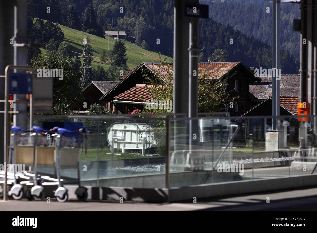 ©Francois Glories/MAXPPP - 05/10/2022 The famous ski resort 'Gstaad' in the Swiss Alps has classic facilities such as: primary school, sports centre, indoor swimming pool, gym for the many elite students, mini golf, tennis and swimming pool (indoor and outdoor), playground, banhof station, etc. Gstaad Switzerland. Stock Photo