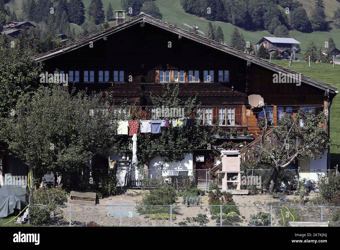 ©Francois Glories/MAXPPP - 05/10/2022 The famous ski resort 'Gstaad' in the Swiss Alps has classic facilities such as: primary school, sports centre, indoor swimming pool, gym for the many elite students, mini golf, tennis and swimming pool (indoor and outdoor), playground, banhof station, etc. Gstaad Switzerland. Stock Photo