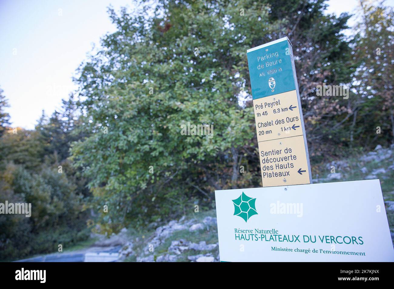 ©PHOTOPQR/LE DAUPHINE/Fabrice ANTERION ; Saint-Agnan-en-Vercors ; 05/10/2022 ; Le Dauphine Libere - Photo Fabrice ANTERION , Saint Agnan (Drome), Jasse de Peyre Rouge, le 05.10.2022. Jornee participative de ramassage de dechets militaires (obus inertes), avec les eco-gardes, dans la reserve naturelle des hauts plateaux du Vercors. En effet de 1954 au milieu des année 1970 , des zone de tir ont ete crees a Peyre Rouge - Vercors, middle eatsren France, oct 5th 2022 Cleaning operation in the Vercors. This Wednesday, October 5, about thirty people invited by the guards of the nature reserve. All d Stock Photo