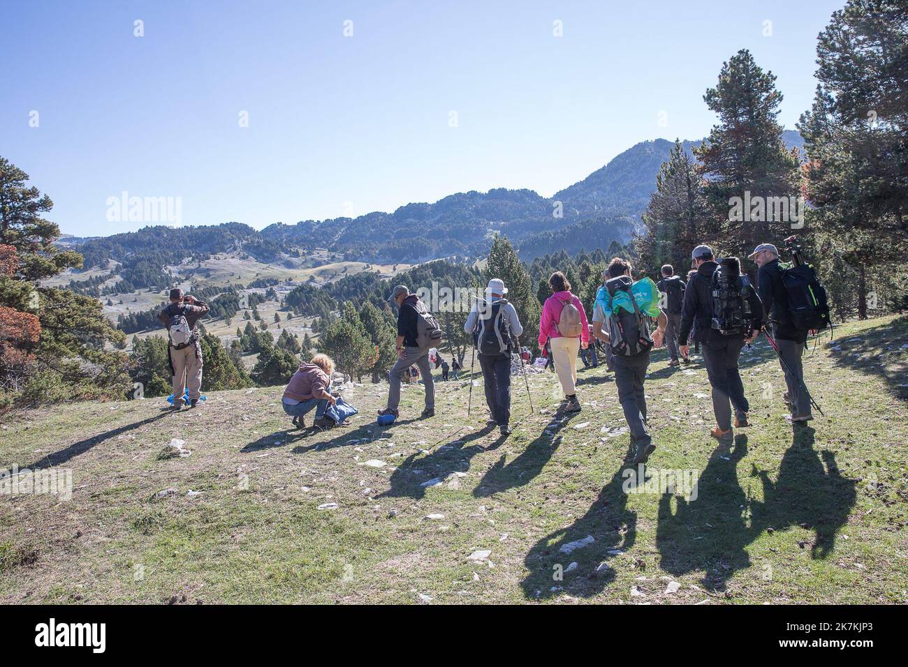 ©PHOTOPQR/LE DAUPHINE/Fabrice ANTERION ; Saint-Agnan-en-Vercors ; 05/10/2022 ; Le Dauphine Libere - Photo Fabrice ANTERION , Saint Agnan (Drome), Jasse de Peyre Rouge, le 05.10.2022. Jornee participative de ramassage de dechets militaires (obus inertes), avec les eco-gardes, dans la reserve naturelle des hauts plateaux du Vercors. En effet de 1954 au milieu des année 1970 , des zone de tir ont ete crees a Peyre Rouge - Vercors, middle eatsren France, oct 5th 2022 Cleaning operation in the Vercors. This Wednesday, October 5, about thirty people invited by the guards of the nature reserve. All d Stock Photo