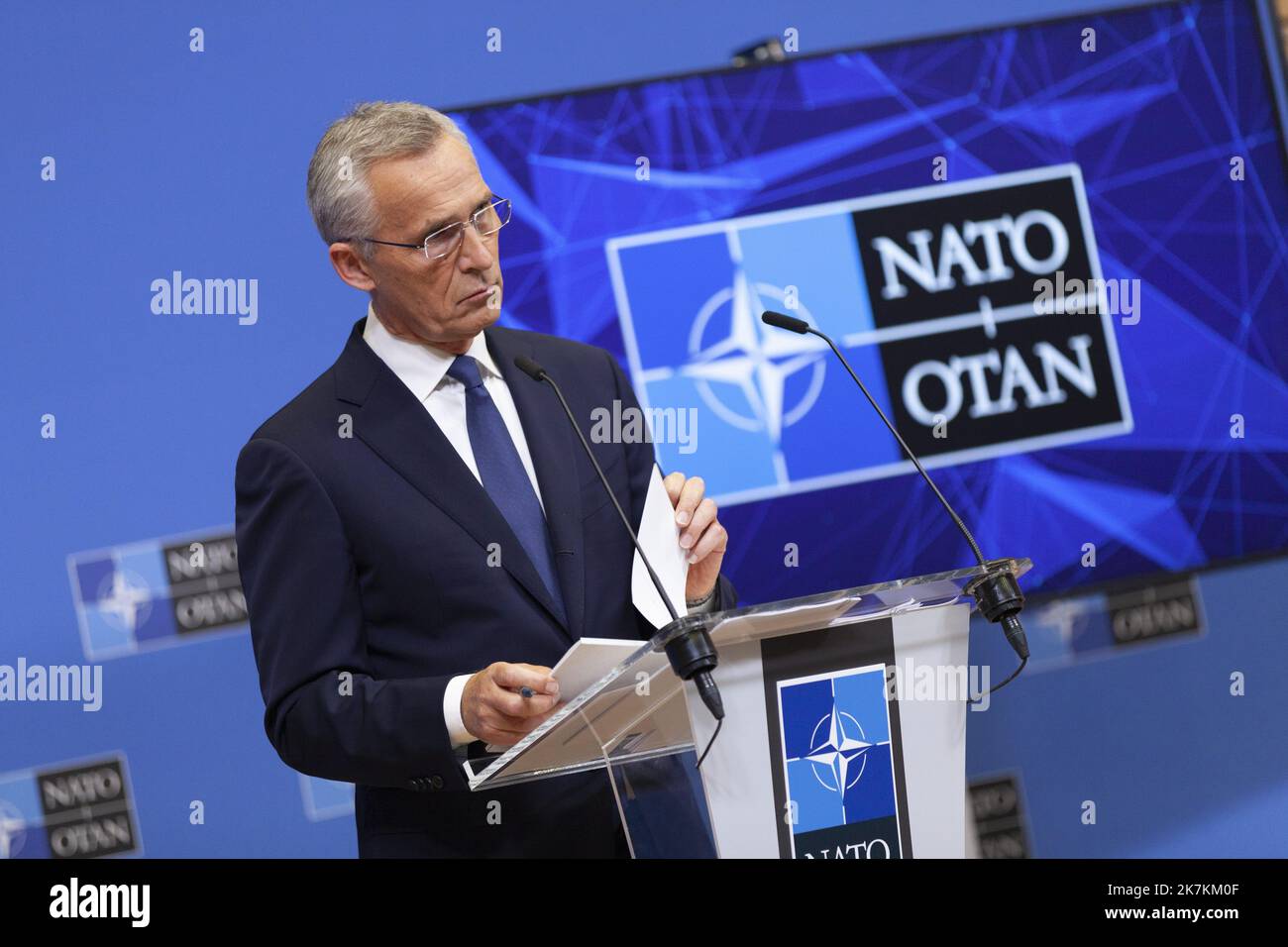 ©Nicolas Landemard / Le Pictorium/MAXPPP - Bruxelles 11/10/2022 Nicolas Landemard / Le Pictorium - 11/10/2022 - Belgique / Bruxelles / Bruxelles - Jens Stoltenberg, secretaire general de l'OTAN, tenait une conference de presse ce jour en amont du sommet de la defense des 12 et 13 octobre 2022 / 11/10/2022 - Belgium / Brussels / Brussels - Jens Stoltenberg, Secretary General of NATO, held a press conference today in advance of the defense summit from 12 to 13 October 2022 Stock Photo