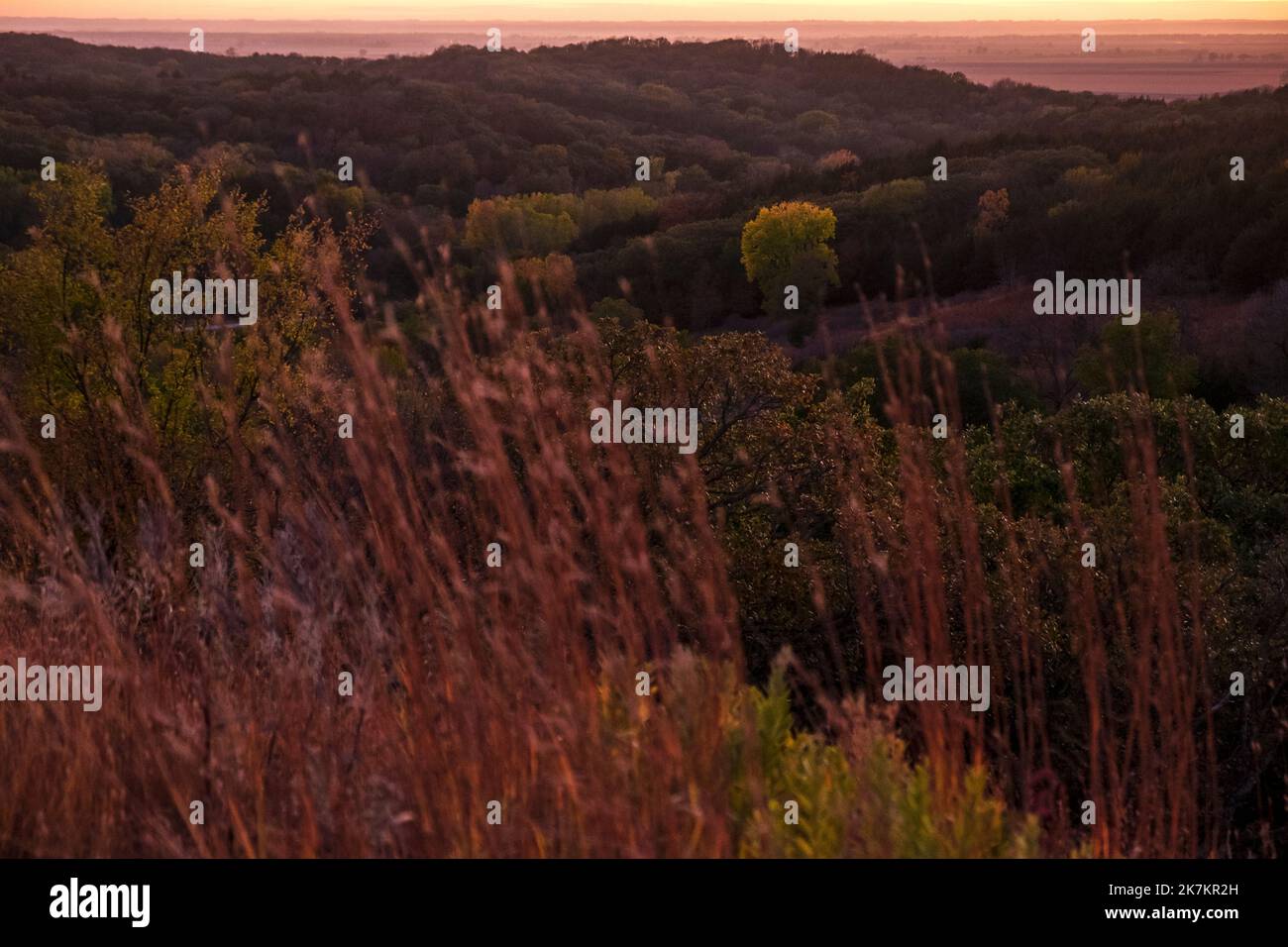 Evening light in the Loess Hills of western Iowa, USA; October sunset ...