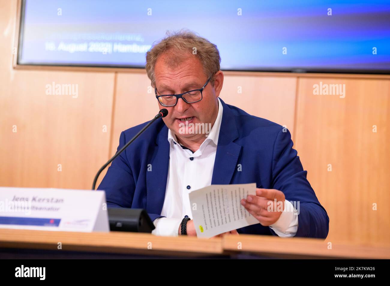 16 August 2022, Hamburg: Jens Kerstan (Bündnis 90/Die Grünen), Senator for the Environment, Climate, Energy and Agriculture in Hamburg, presents the City of Hamburg's energy-saving measures at the state press conference in City Hall after the Senate meeting. Photo: Jonas Walzberg/dpa Stock Photo