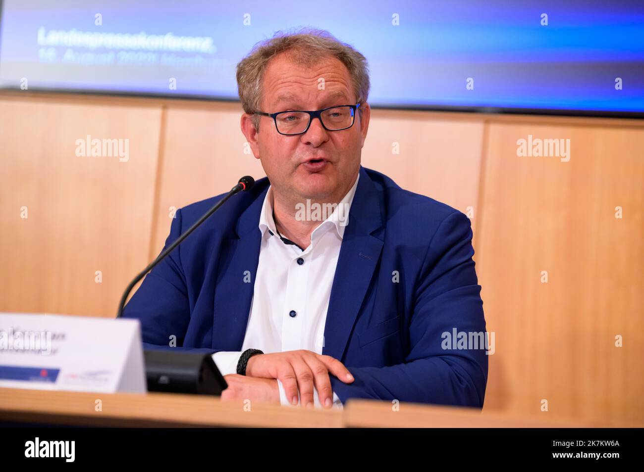Hamburg, Germany. 16th Aug, 2022. Jens Kerstan (Bündnis 90/Die Grünen), Senator for the Environment, Climate, Energy and Agriculture in Hamburg, presents the City of Hamburg's energy-saving measures at the state press conference in City Hall after the Senate meeting. Credit: Jonas Walzberg/dpa/Alamy Live News Stock Photo