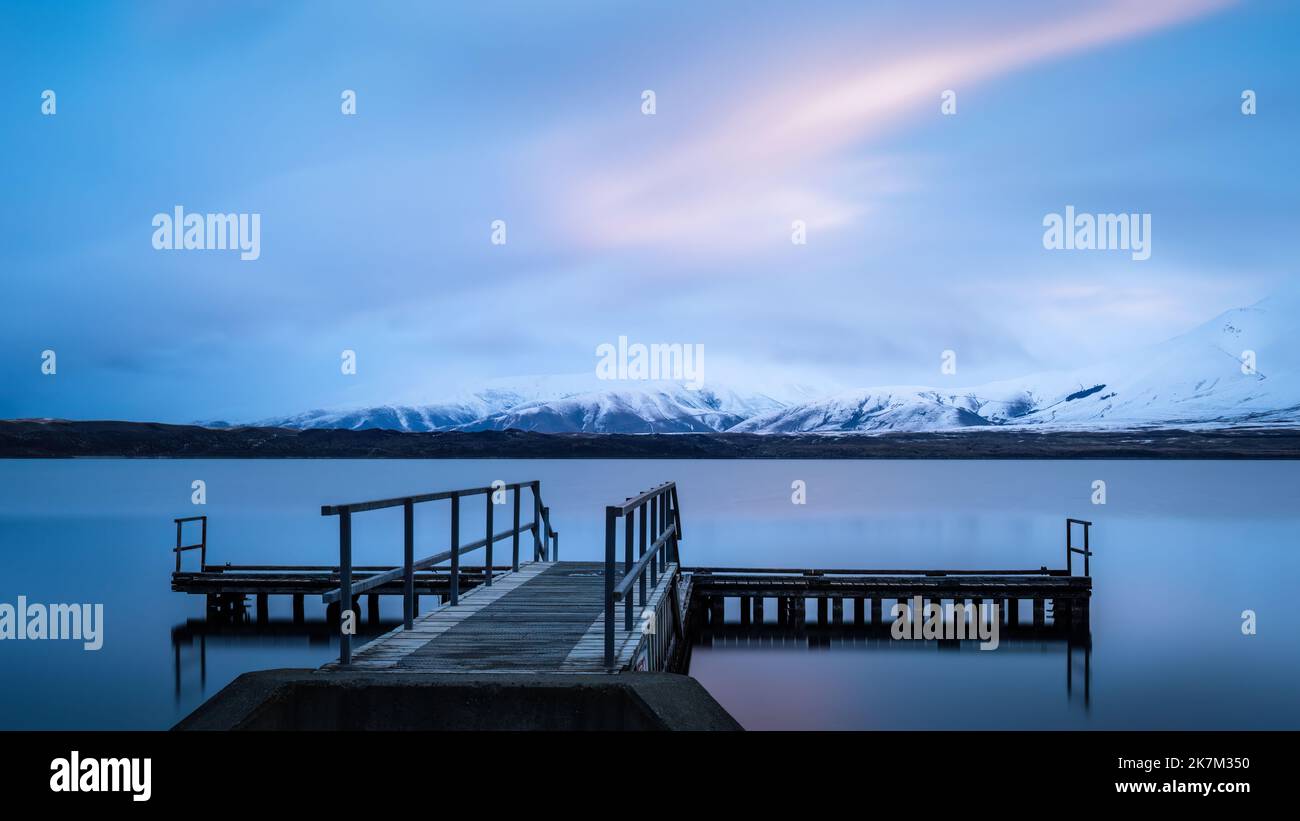 long-exposure-image-of-lake-ohau-jetty-at-sunset-with-a-spectacular