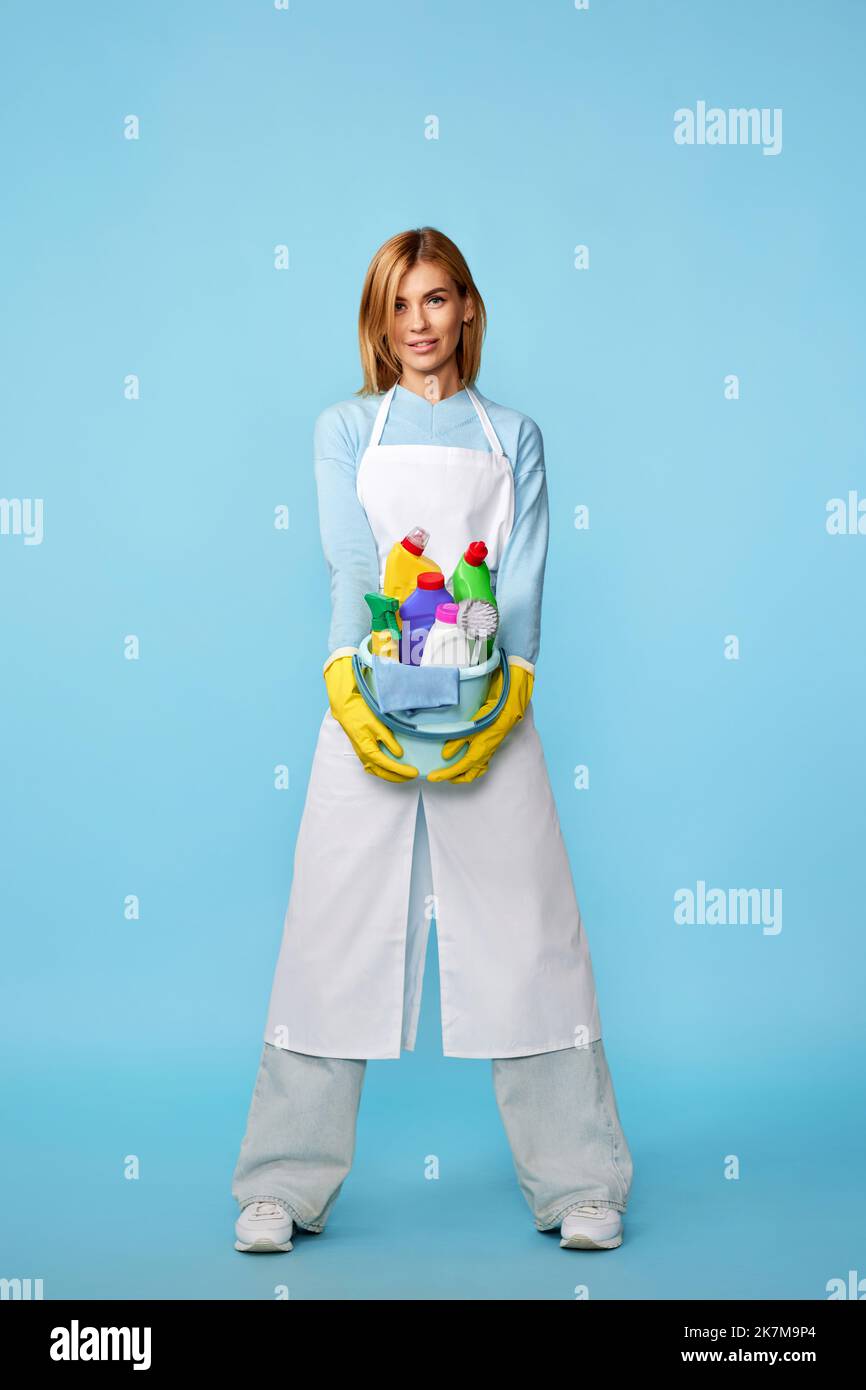 woman in rubber gloves and cleaner apron with cleaning supplies Stock ...