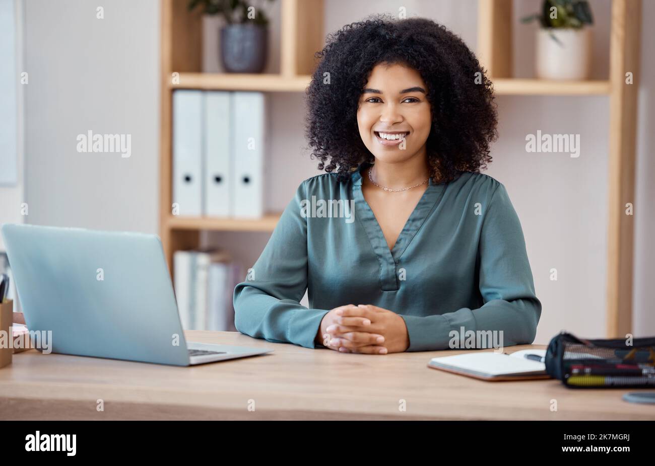 Black woman office hi-res stock photography and images - Alamy