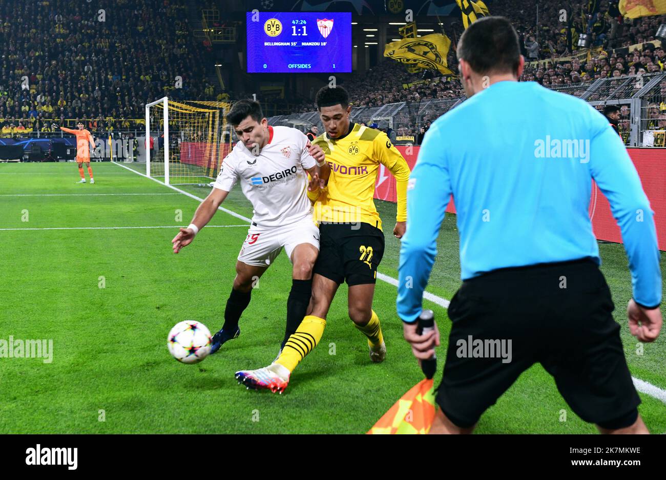 Champions League, Signal Iduna Park Dortmund: Borussia Dortmund vs FC Sevilla; Jude Bellingham, Marcos Acuna Stock Photo
